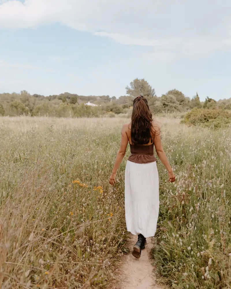 Vrouw loopt over een pad
